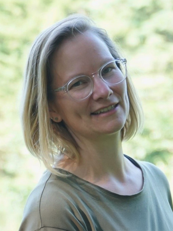  Julia Engel